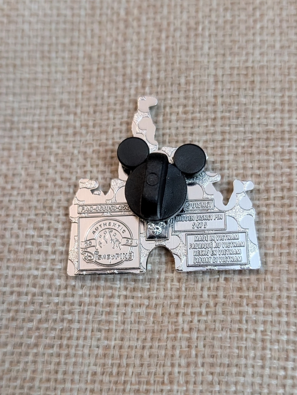 Grand Californian Castle pin 2026 Hidden Mickey Disney - Picture 2 of 2